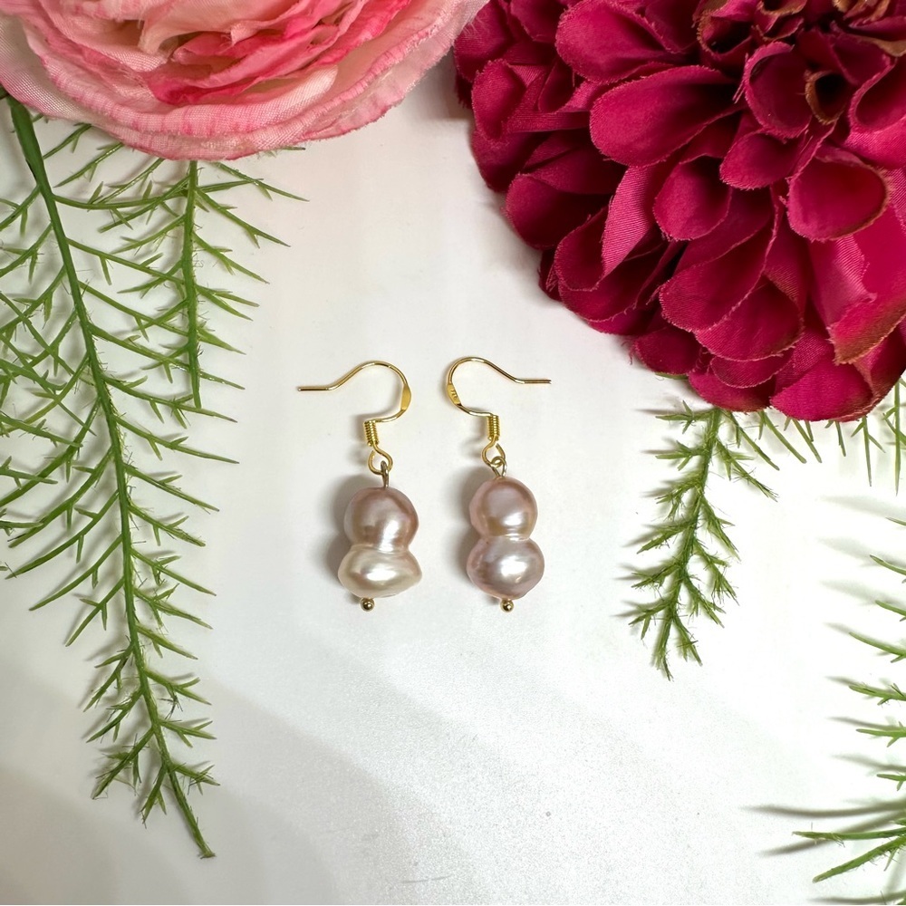 NEW⚜️Baroque Pearl Blush Dangly Earrings - Picture 3 of 5